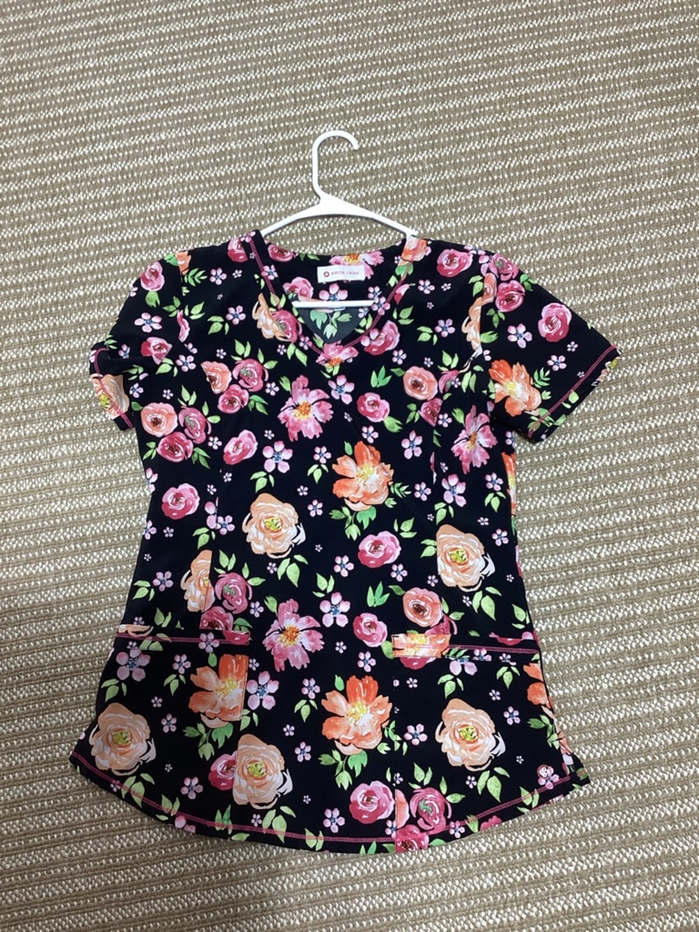 Lot of 3 scrub tops Elle and White Cross . Size small. - Picture 12 of 13